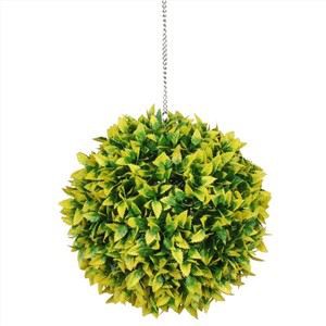 Konstgjord grönska lämnar boll